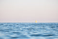 Минималистична фотография на малка лодка върху морския хоризонт